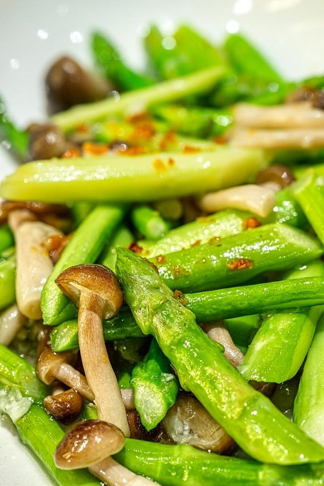 asparagus and Shimeji mushrooms