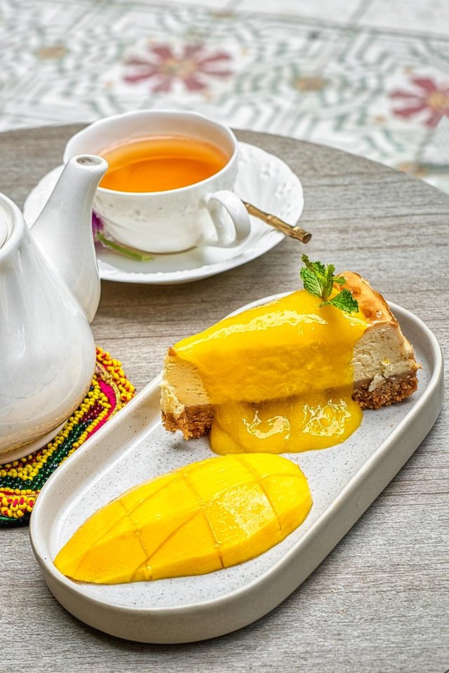 Cheesecake with mango