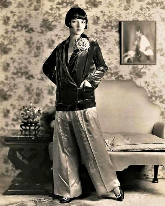 Flapper style of 1900s women wearing trousers