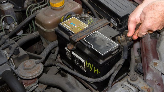 How can you determine that a battery is in its last days (Serice My Car)