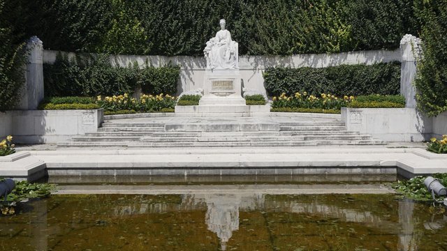 Sisi Kaiserin Elisabeth Statue Wien