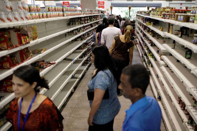 Venezolanos compran alimentos en un supermercado en Caracas, Venezuela. (Reuters)
