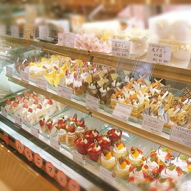 奈良のおいしいケーキ屋さん アスター の いちごたっぷりロールケーキ Nara S Delicious Cake Shop Asuter Strawberry Full Roll Cake Steemit