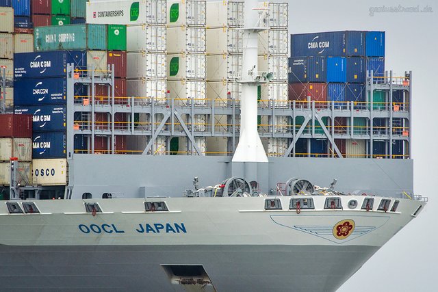 SCHIFFSANKÜNFTE JADEWESERPORT: Containerschiff OOCL JAPAN (L 400 m) einlaufend