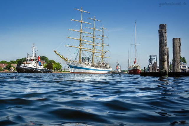 WOCHENENDE AN DER JADE 2018: Russisches Segelschulschiff MIR (L 109 m) einlaufend