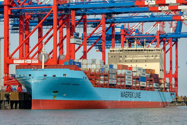 Das Eisklasse-Feederschiff VAYENGA MAERSK am JadeWeserPort