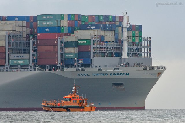 Schiffsankünfte am Jade-Weser-Port: Containerschiff OOCL UNITED KINGDOM einlaufend