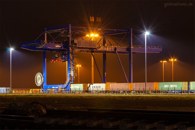EUROGATE CONTAINERTERMINAL WILHELMSHAVEN (CTW): Nachtaufnahme der KV-Anlage