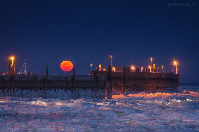 WILHELMSHAVEN JAHRESRÜCKBLICK: März - Mondaufgang vom Südstrand betrachtet