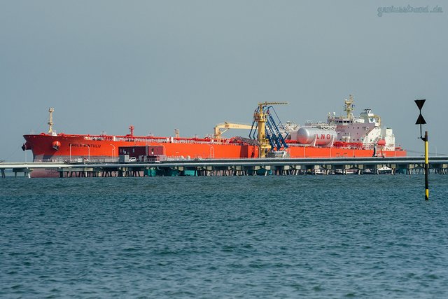 SCHIFFSANKÜNFTE WILHELMSHAVEN: Tanker EAGLE BINTULU am Anleger Nr. 2 der NWO