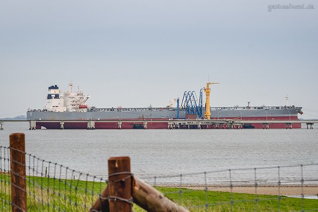 WILHELMSHAVEN ÖLHAFEN: Tanker CHIOS löscht 138.800 t Öl am Anleger Nr. 4 Der NWO
