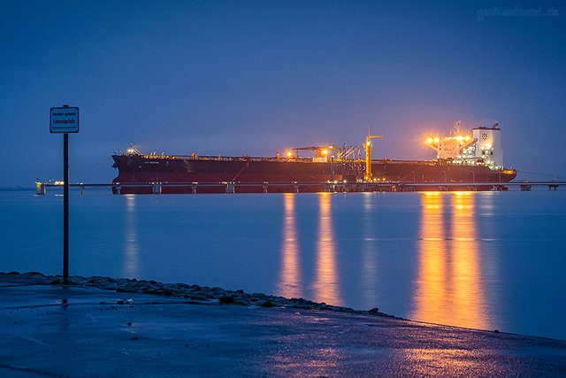 WILHELMSHAVEN ÖLHAFEN: Supertanker TRF HORTEN an der NWO-Löschbrücke (Anleger Nr. 4)