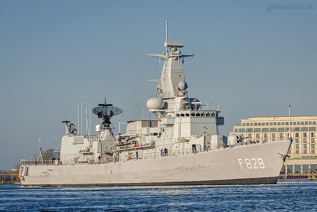 WILHELMSHAVEN: Fregatte HNLMS VAN SPEIJK (F 828) im Großen Hafen