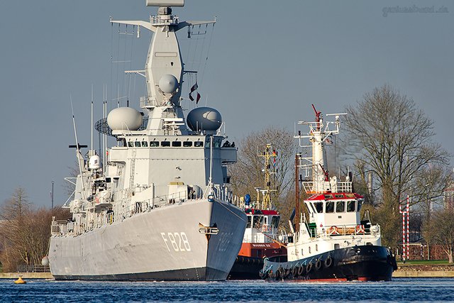 WILHELMSHAVEN: Fregatte HNLMS VAN SPEIJK (F 828) im Großen Hafen