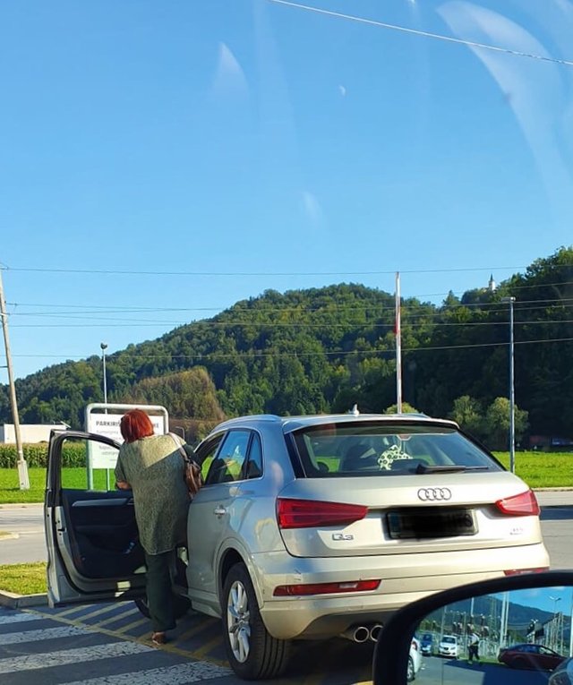 Lucija Usaj parkira Audija na prostoru za invalide na Partizanski ulici v Velenju2