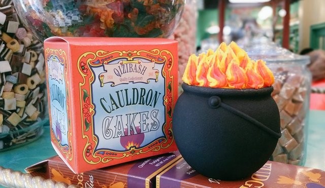 New 2017 HoneyDukes Cauldron Cake with Reusable Silicone Cauldron from the Wizarding World of Harry Potter at Universal Orlando