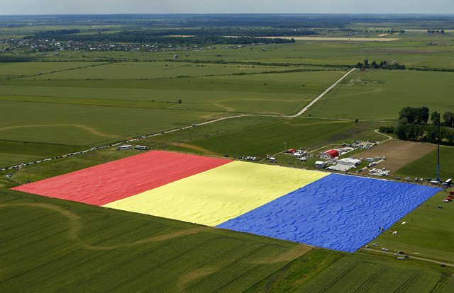 https://www.hola.com/imagenes/actualidad/2013060365134/bandera-rumania-record-guinness/0-237-684/bandera-rumania3-a.jpg