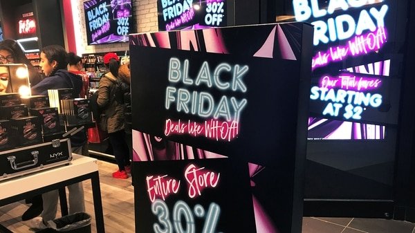 En el centro comercial Roosevelt Field, en el Garden City, Nueva York, EEUU, el 24 de noviembre de 2017, se exhibe un letrero de venta del Viernes Negro frente a una tienda de maquillaje (Reuters)