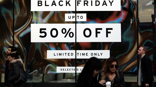 Un letrero en el mostrador de una tienda el día de Black Friday (Reuters)