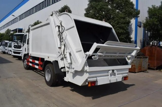 ISUZU 6 Ton Small Light Garbage Compactor Truck Side Back