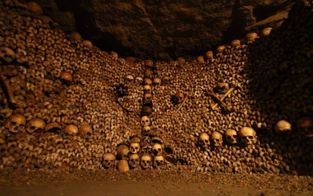 catacombes---paris-yer-alti-mezarlari.jpg