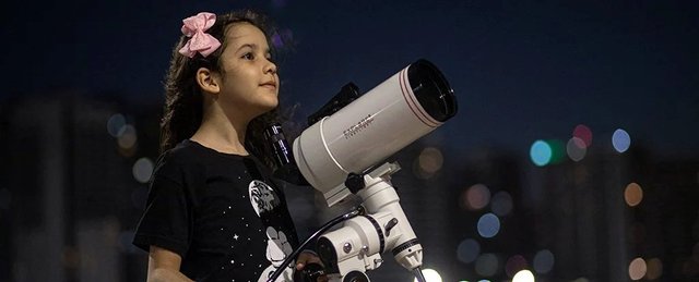 Image from https://www.sciencealert.com/images/2021-10/processed/GirlWithPinkBowAndTelescope_1024.jpg