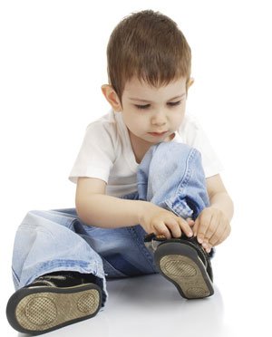 Resultado de imagen para niÃ±os poniendose los zapatos solitos