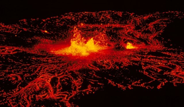 Hawaii_Volcanoes_NP_Magma13f85.jpg