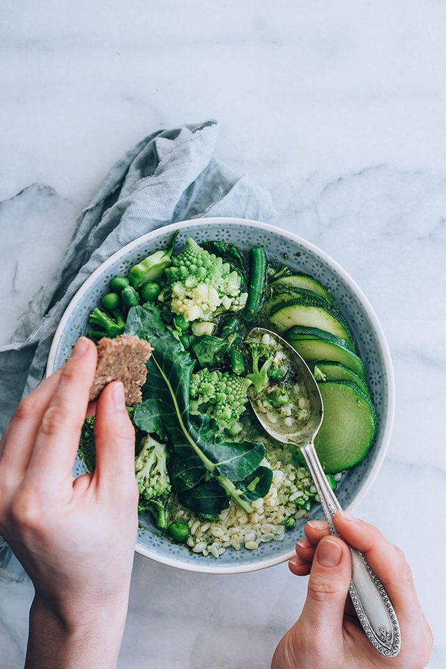 Vegetarian minestrone soup, the very green edition #detox #vegetarian #vegan #soup #minestrone | TheAwesomeGreen.com