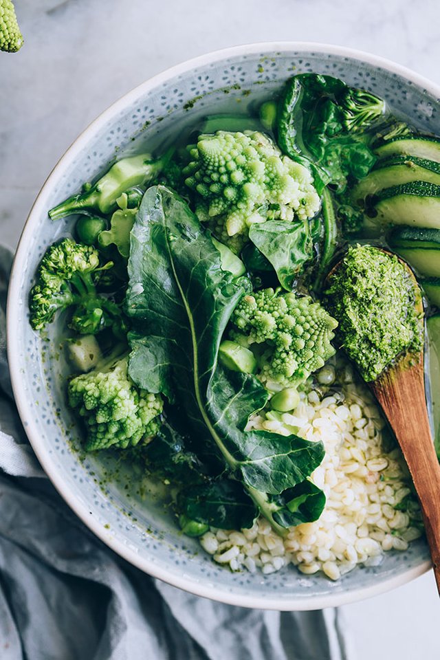 Green vegetarian minestrone for a gentle spring cleanse #detox #spring #soup #minestrone #vegetarian | TheAwesomeGreen.com