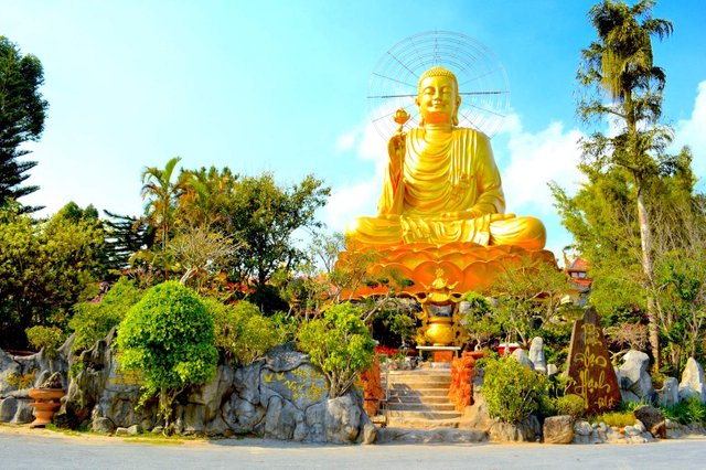 8 Stories of Gleaming Gold – The Biggest Buddha in Dalat Vietnam