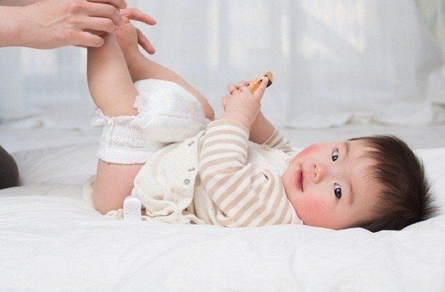 bé sơ sinh đi ngoài mấy lần 1 ngày là bình thường