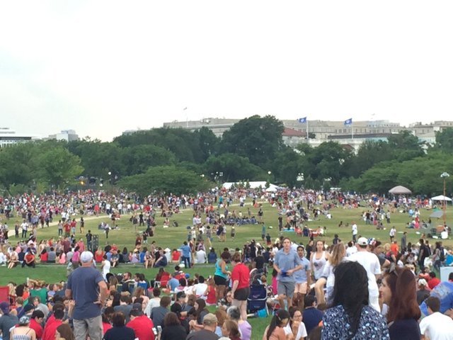 QUE.com.WashingtonDC.10.Monument.Crowd.01