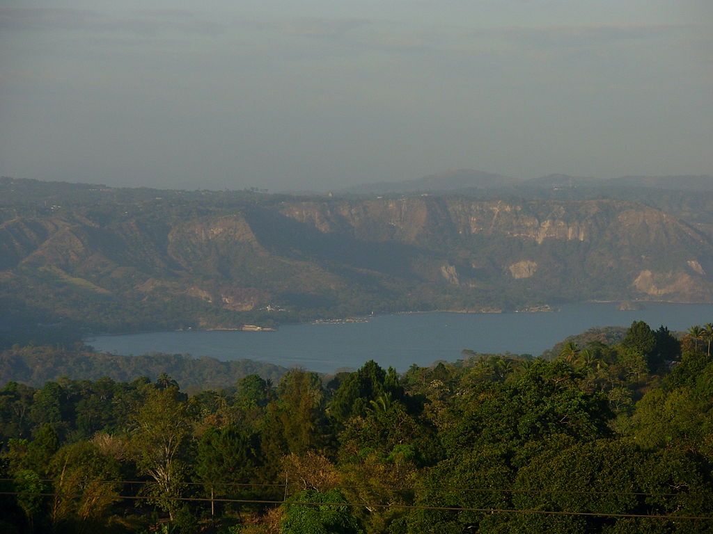 Lago_Ilopango_desde_Stgo._Texacuangos_-_panoramio.jpg
