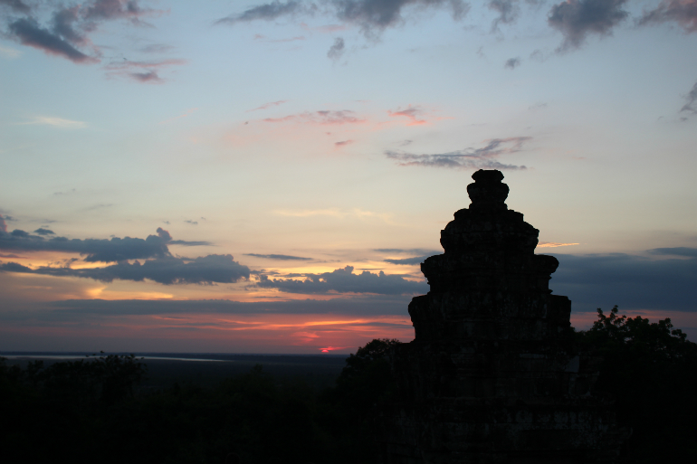 Ein_Tempel_in_Angkor_zum_Sonnenuntergang.jpg