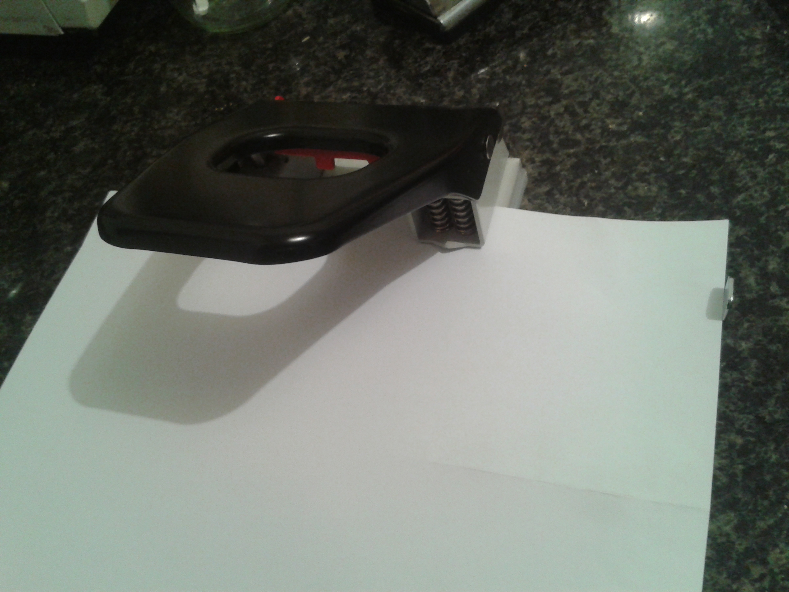 Es la perforadora de papel un invento infravalorado por su sencillez?
