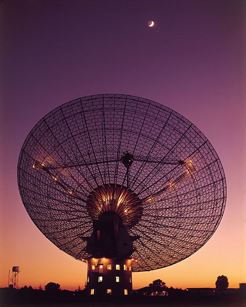 CSIRO_ScienceImage_4350_CSIROs_Parkes_Radio_Telescope_with_moon_in_the_background.jpg