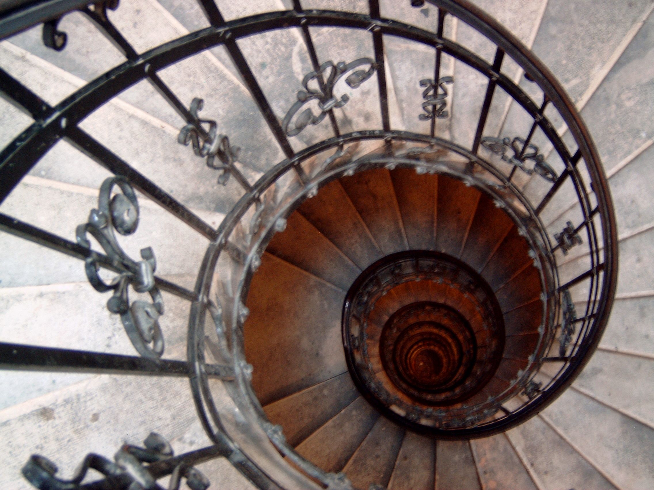 At_the_top_of_the_stairs_in_the_dome_of_St._Stephen's_Basilica_in_Budapest.jpg