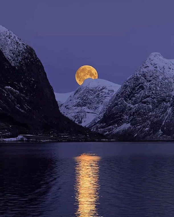 Hermosa luna desde Jølster, Noruega.png