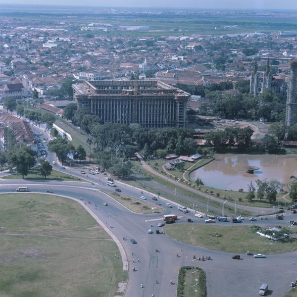 600px-COLLECTIE_TROPENMUSEUM_De_Istiqlal_moskee_in_aanbouw_en_de_kathedraal_TMnr_20025717.jpg