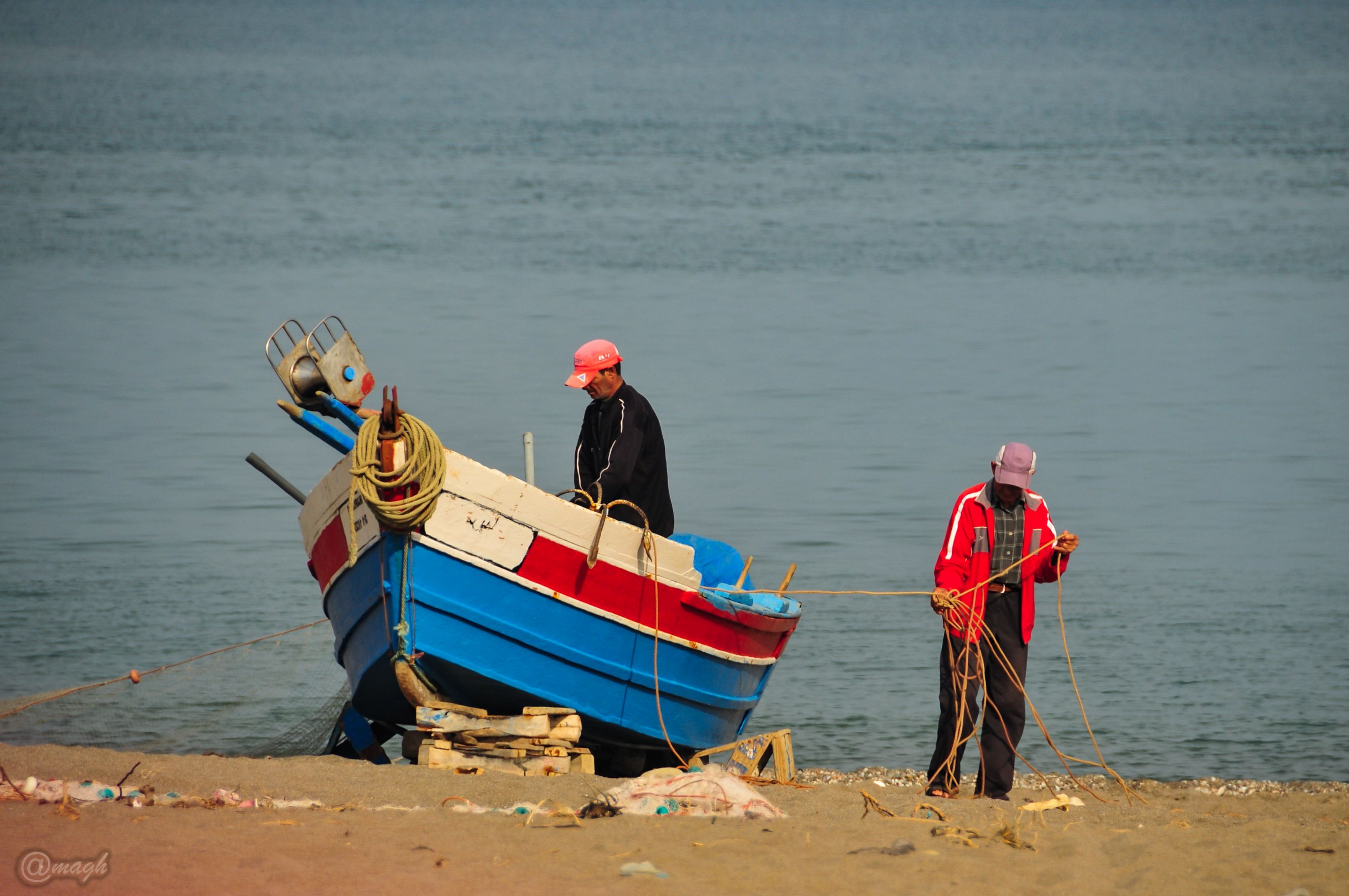 Рыбаки на лодке в море. Старик в лодке. Рыбак в лодке. Человек в лодке. Рыбаки на лодке в море.