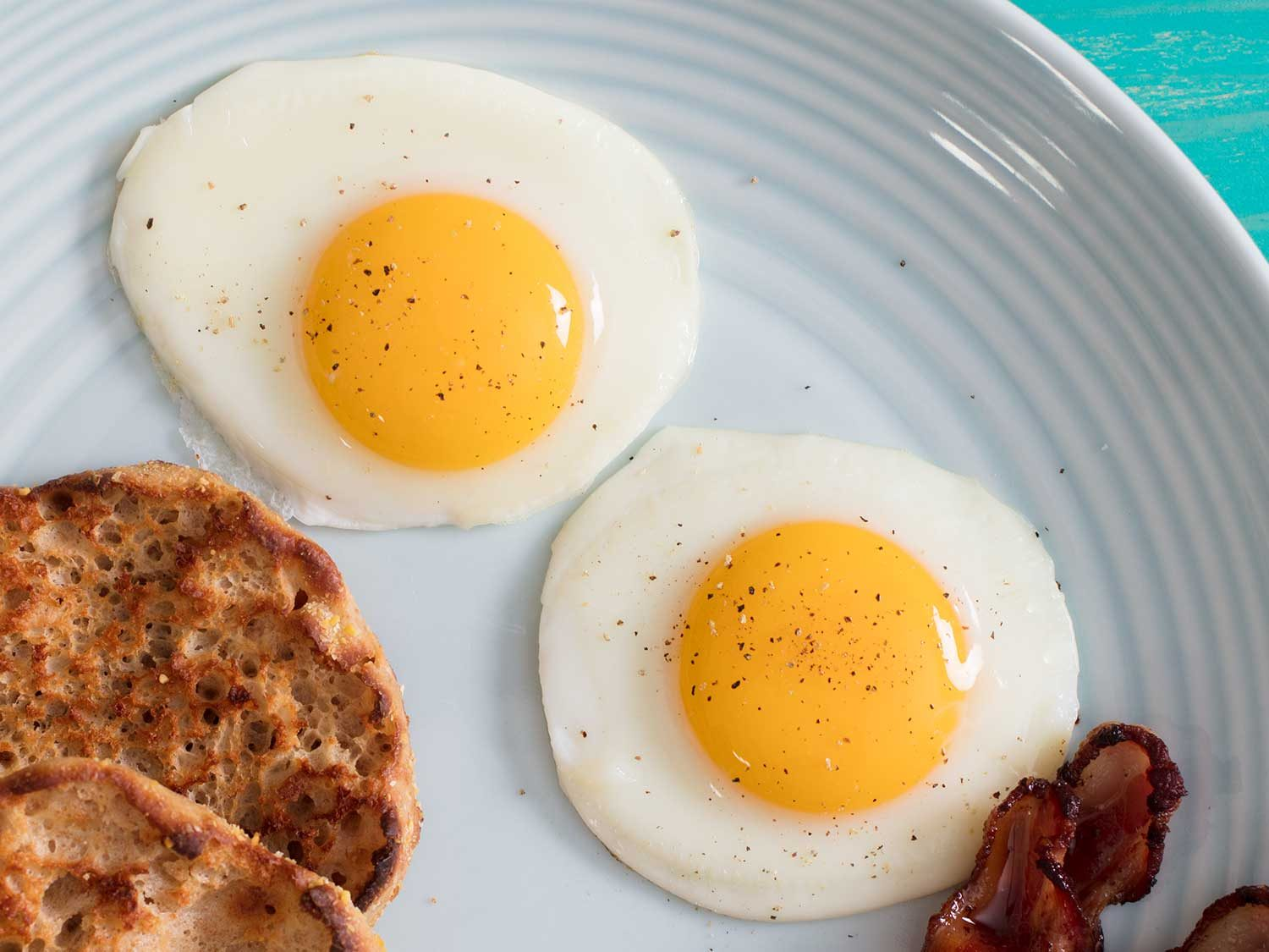 Яйцо обжаренное с двух. Завтрак глазунья. Яичница для завтрака. Жареные яйца. Яичница глазунья.
