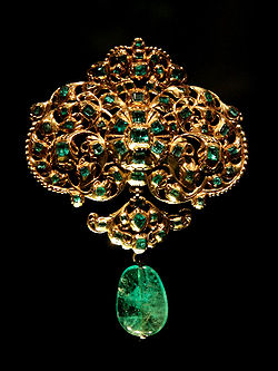 250px-Spanish_jewellery-Gold_and_emerald_pendant_at_VAM-01.jpg