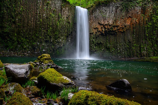 waterfall-1031724_640.jpg