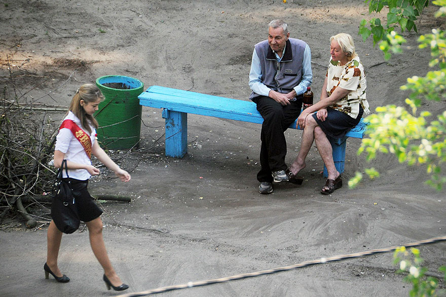 life-on-park-bench-photo-series-kiev-ukraine-yevhen-kotenko-4-5a6add760c1b3__880.jpg