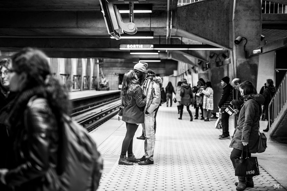 couples-kissing-hugging-public-spaces-black-white-photography-mikael-theimer-13.jpg