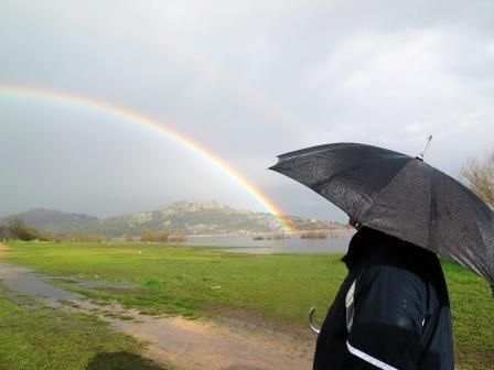 hombre mirando el arco iris retocada.jpg