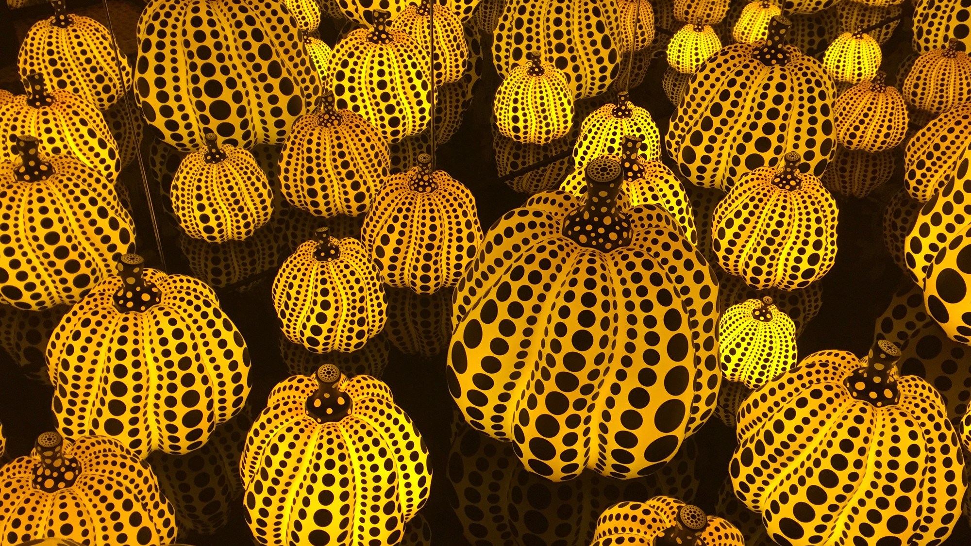 yayoi-kusama-infinity-mirror-room-pumpkins-dma-girlinchief.jpg