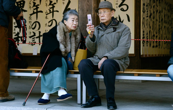 elderly-couple-with-cellphone.jpg