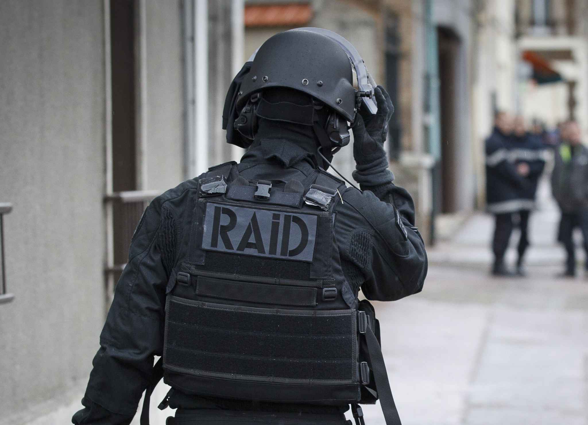 2048x1536-fit_policier-du-raid-illustration.jpg